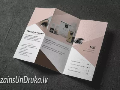 Atvērts trīsdaļīgs buklets ar skropstu un uzacu pakalpojumu aprakstu un cenām