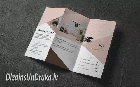 Atvērts trīsdaļīgs buklets ar skropstu un uzacu pakalpojumu aprakstu un cenām