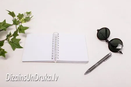 Открытая тетрадь на спиральной привязке с ручкой и солнцезащитными очками