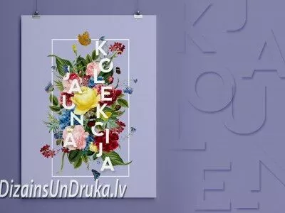 Plakātu dizains ar ziedu motīviem un uzrakstu Jaunā kolekcija uz violeta fona