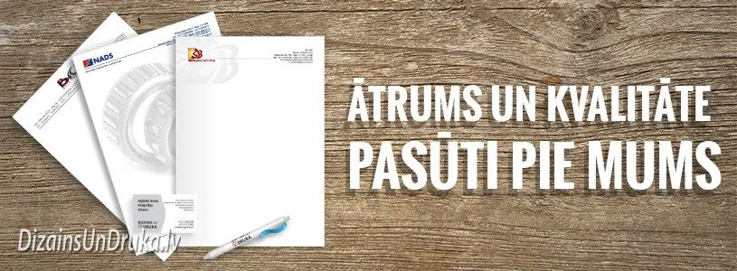Apdrukātas veidlapas, vizītkarte un pildspalva uz koka fona ar tekstu Ātrums un kvalitāte