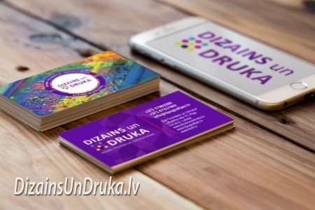 Визитная карточка и смартфон на деревянном столе