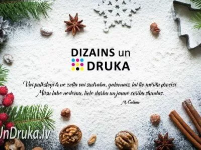 Dizains un Druka Ziemassvētku apsveikuma kartīte ar egļu zariem un ziemas dekoriem