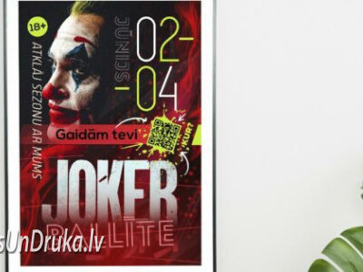 Lielformāta afiša ar Joker ballītes reklāmu un QR kodu pie sienas
