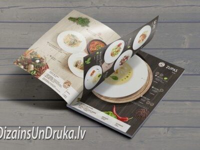 Atvērts ēdienkartes dizaina paraugs ar zupu un salātu attēliem uz koka fona