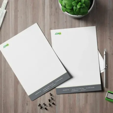 Veidlapu drukas paraugs ar uzņēmuma logo un rekvizītiem uz koka galda