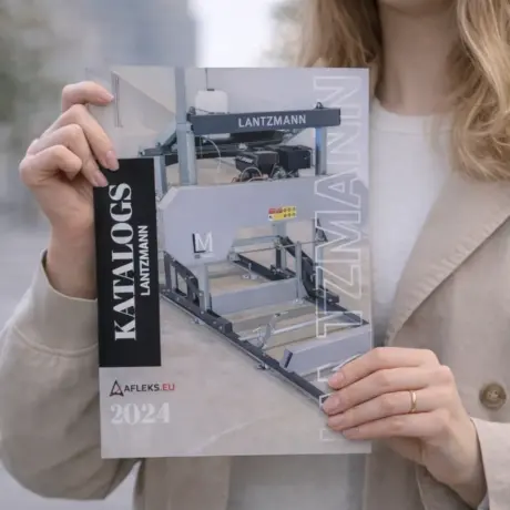 Женщина держит каталог Lantzmann, демонстрирующий изготовление и печать брошюр