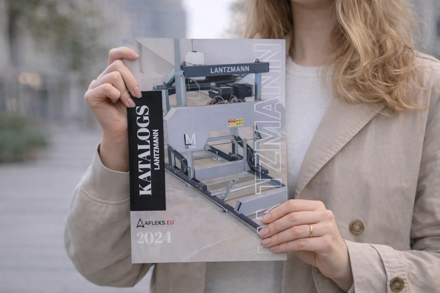 Женщина держит каталог Lantzmann, демонстрирующий изготовление и печать брошюр