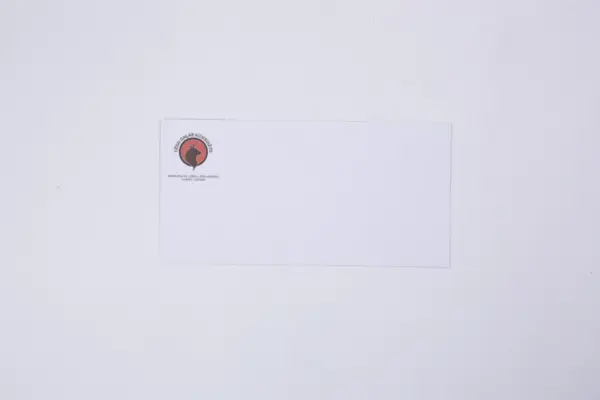 Balta aploksne ar Cēsu Gaļas Kombināta logotipu kā aplokšņu drukas paraugs