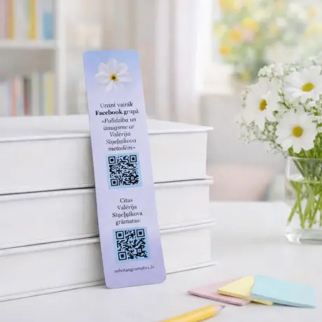 Образец для изготовления и печати закладок с QR-кодами и цветочным дизайном у стопки белых книг