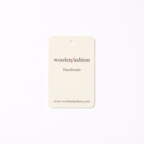 Gaiša kartona birka apģērbiem ar woolenfashion apdruku