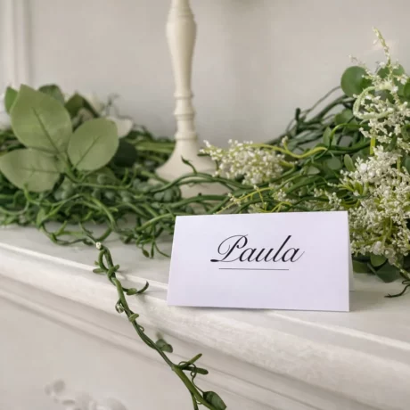 Custom place card with the printed name Paula on a floral background