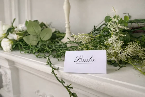 Custom place card with the printed name Paula on a floral background