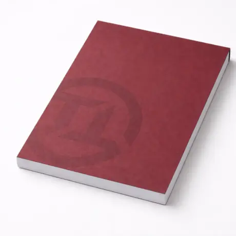 Tumši sarkans bloknots ar logo dizainu – bloknotu izgatavošanas paraugs