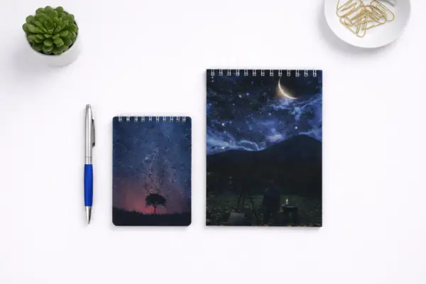 Divi spirāles bloknoti ar nakts debesu dizainu, ilustrējot bloknotu izgatavošanu un druku