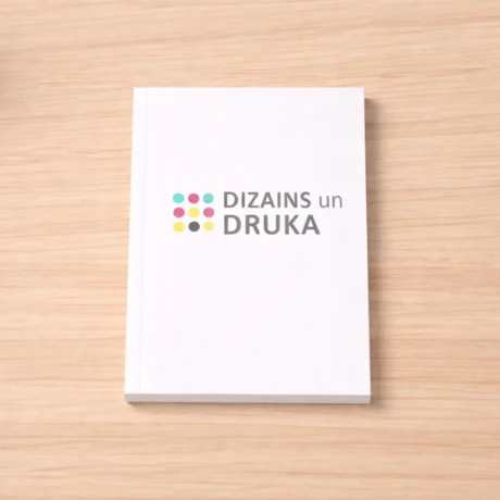 Balts bloknots ar logo uz vāka, bloknotu izgatavošana un druka