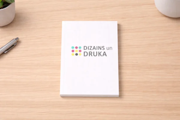Balts bloknots ar logo uz vāka, bloknotu izgatavošana un druka