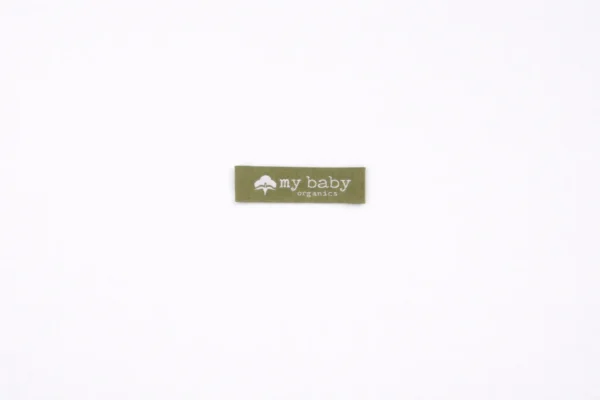 Зелёная тканая жаккардовая бирка с логотипом my baby organics