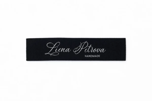 Черная тканая жаккардовая бирка с надписью Liena Petrova HANDMADE
