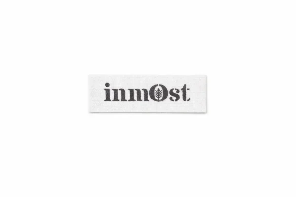 Белая хлопковая бирка с черным логотипом inmost, печать хлопковых бирок