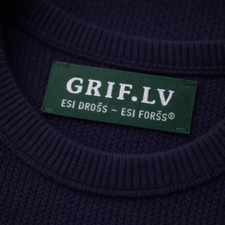 Зелёная тканая жаккардовая бирка GRIF.LV на воротнике тёмно-синего джемпера