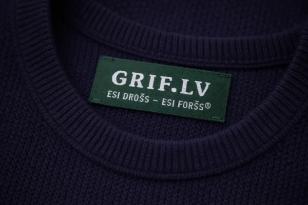 Зелёная тканая жаккардовая бирка GRIF.LV на воротнике тёмно-синего джемпера